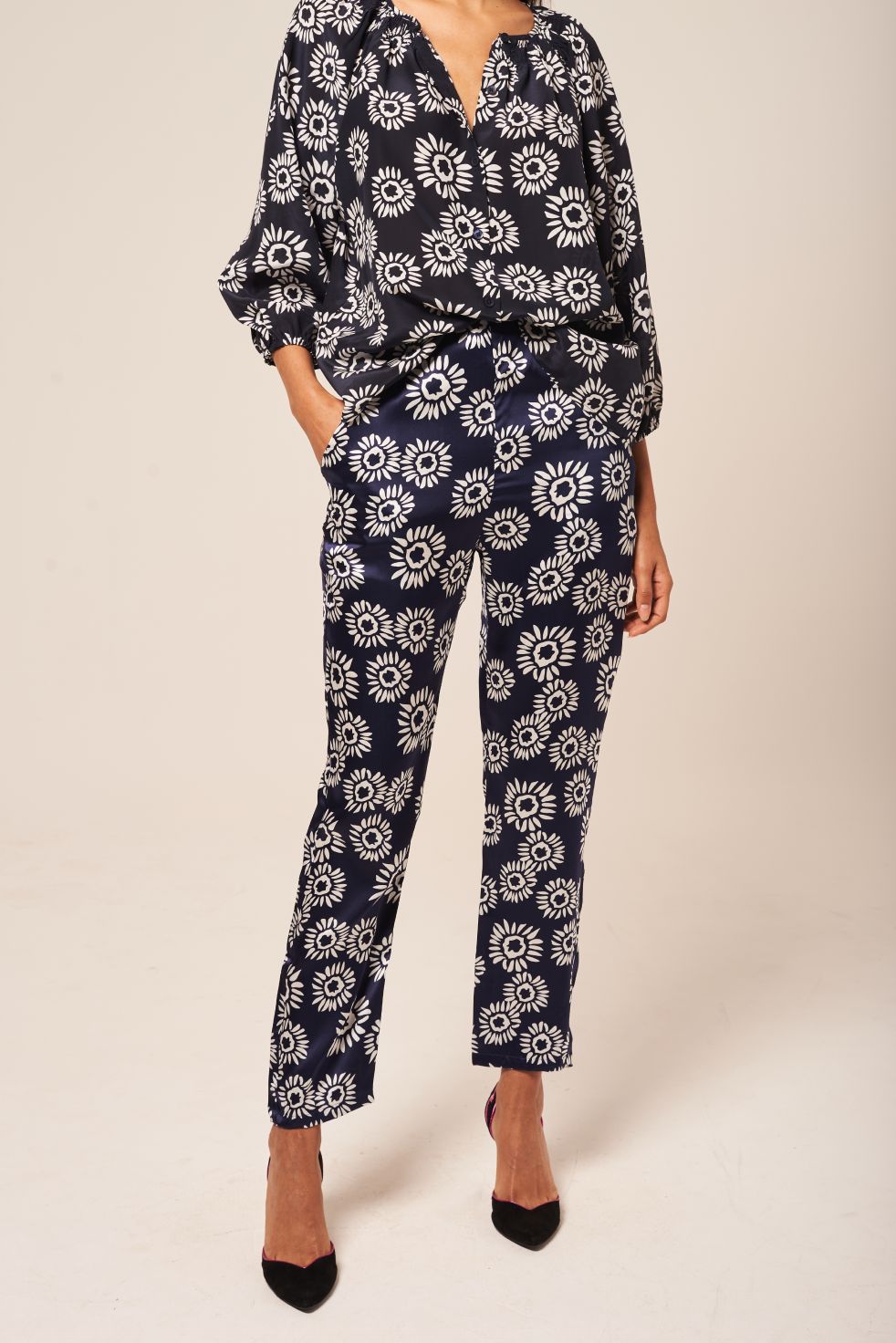 Julia Pant | Gaby's Navy Daisies